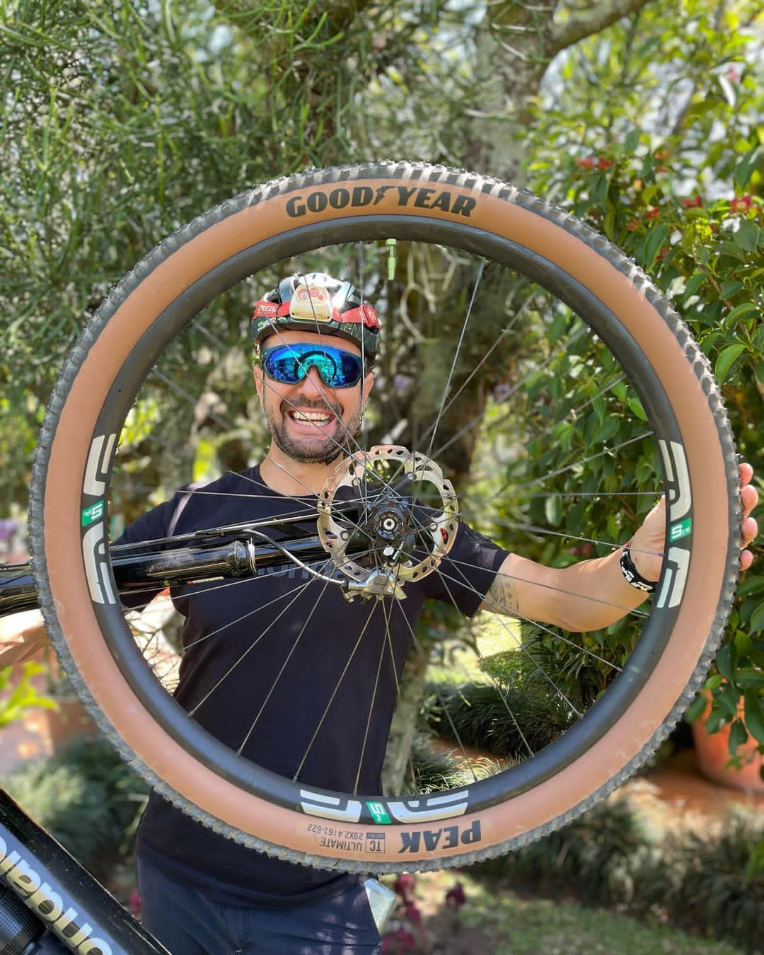 Llanta Peak Ultimate 29x2.4 Goodyear