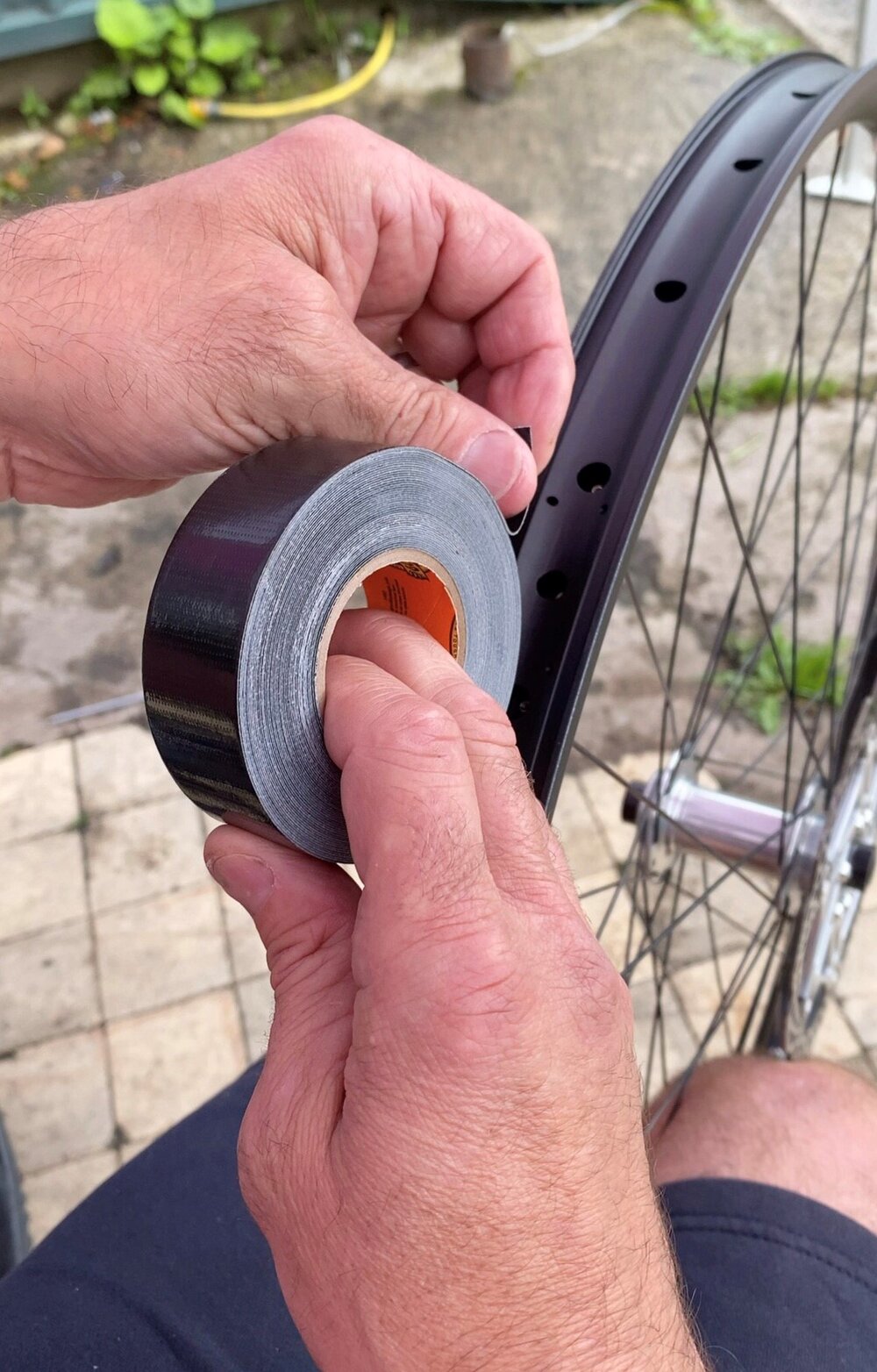 Gurpil nos trae a la redacción de Bikezona la cinta para tubelizar Gorilla Tape®  y Josema Fuente os muestra su colocación.